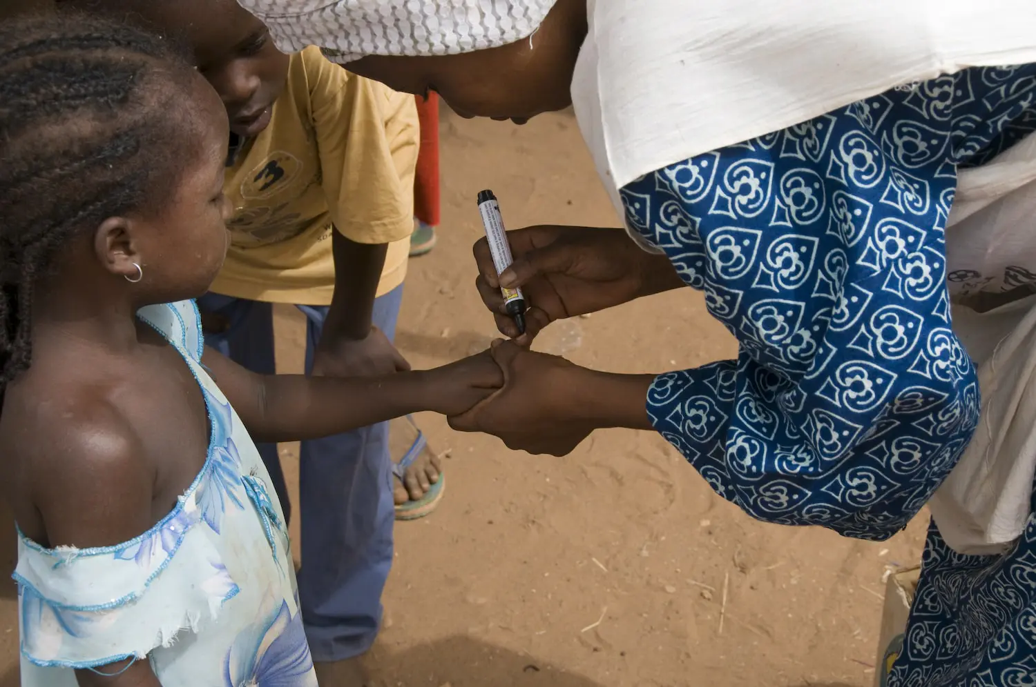 Medical professional examining polio outbreak in Niger