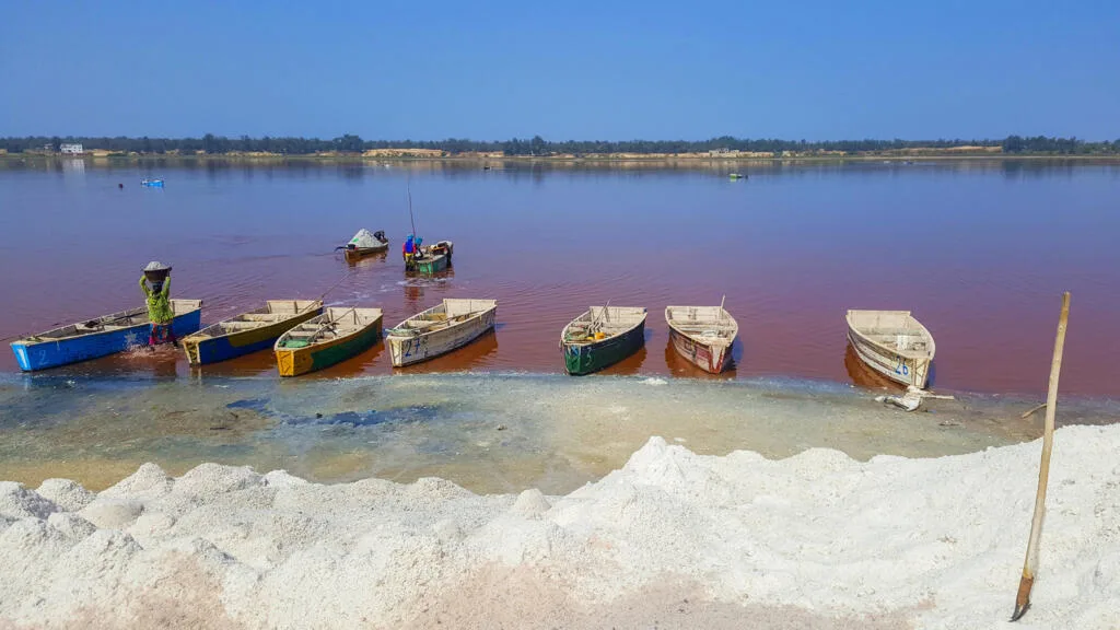 protesters gathering near lac rose in Sénégal