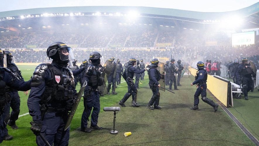 Heavy police presence at Stade de la Beaujoire amid fears of unrest