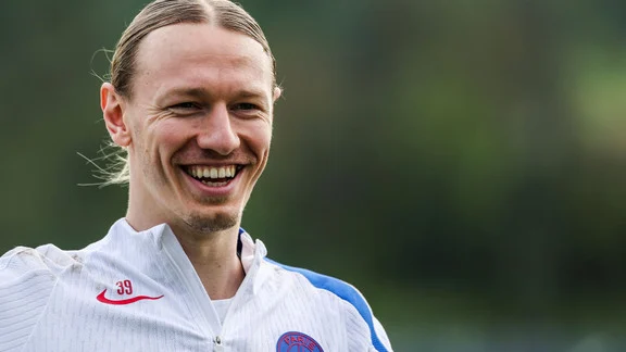 Matvey Safonov playing for PSG