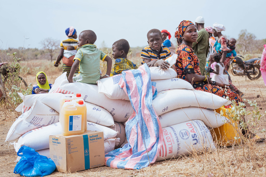 Les populations vulnérables de Morolaba, au Burkina Faso, reçoivent une aide alimentaire d'urgence par voie aérienne.