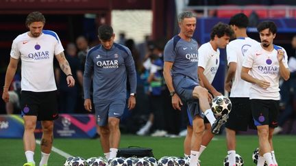 Luis Enrique surrounded by PSG players ahead of the Champions League final at the Puskás Aréna in Budapest, May 30, 2026.