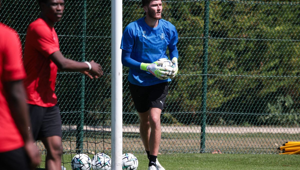 goalkeeper Ewen Jaouen in action