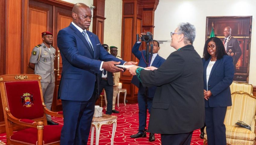 Ambassador presenting credentials in Gabon