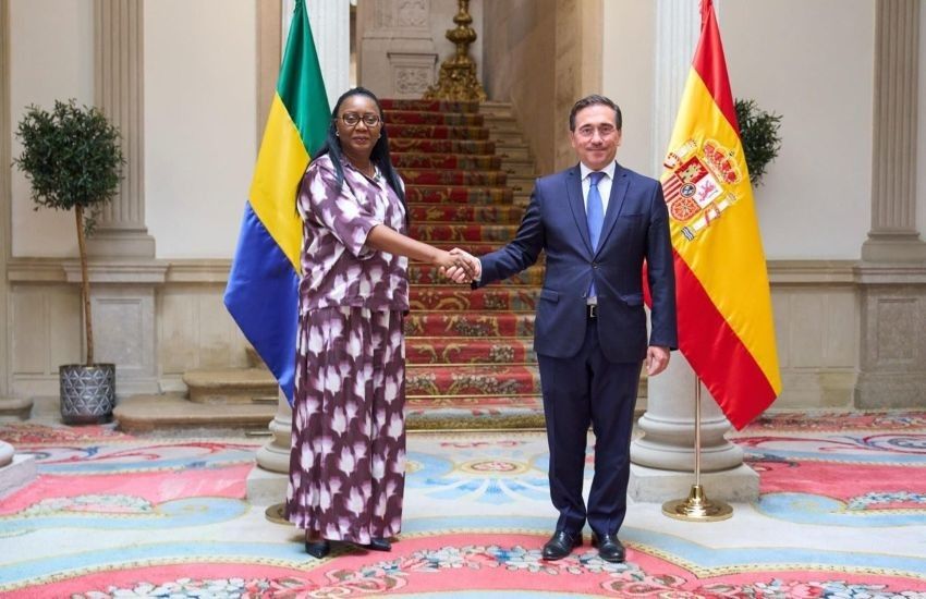 Gabonese and Spanish officials shaking hands during a meeting in Madrid